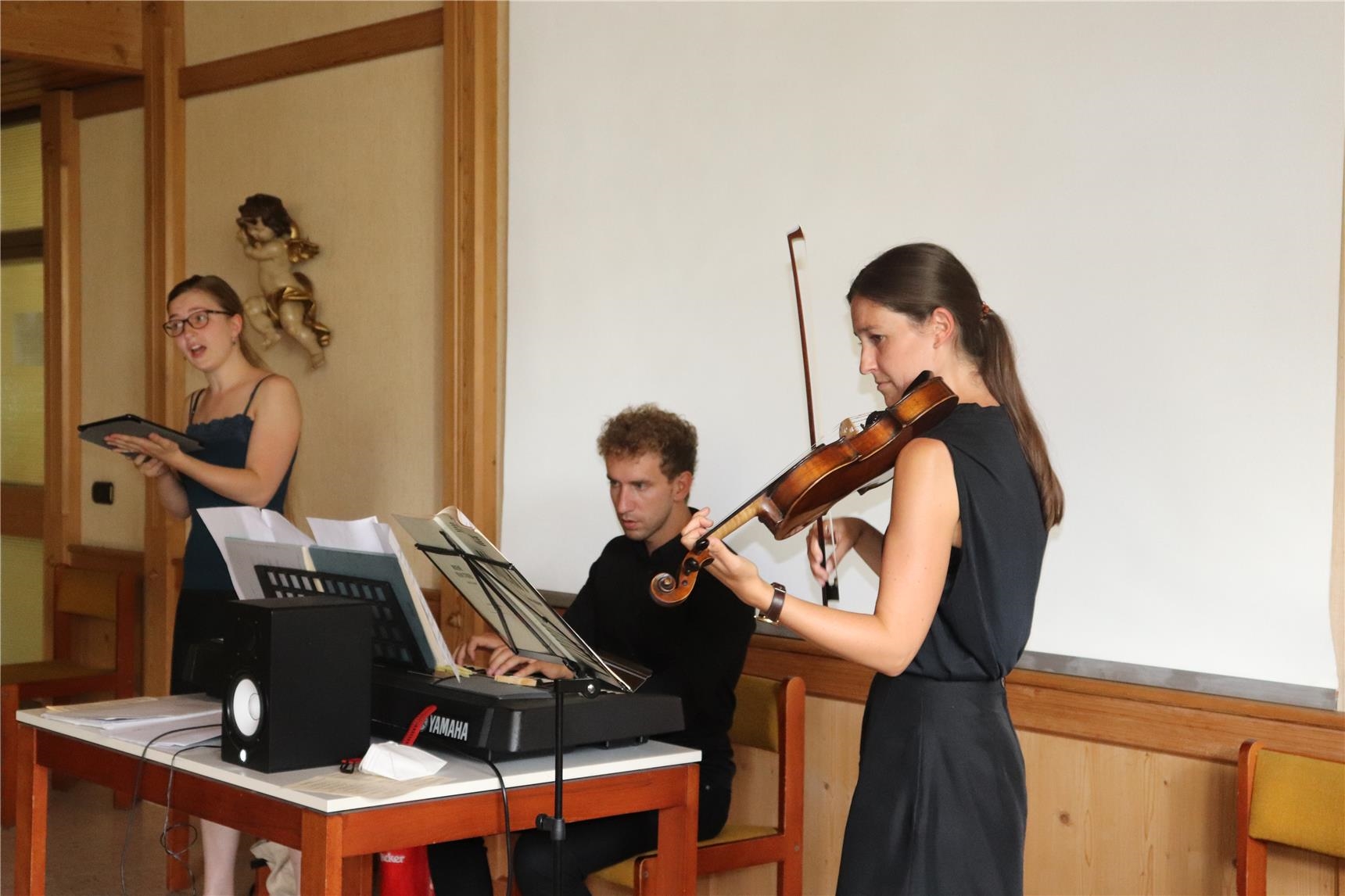 Julia Unterhofer (Violine) von Ruth Toledo Guillén (Sopran) und Dominic Jurkiewicz (Klavier) trugen klassische Musik vor 