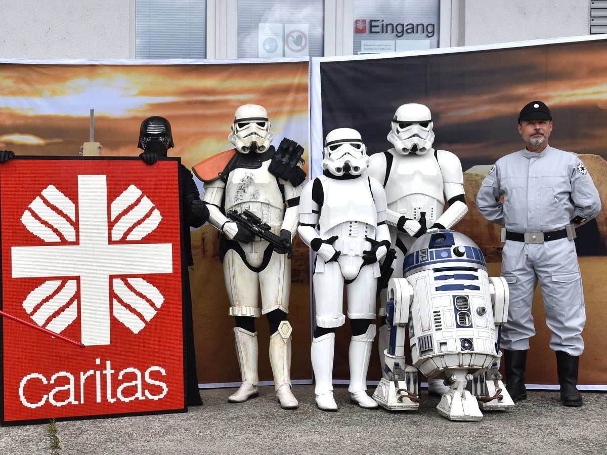 Die imperialen Sturmtruppen und R2D2 mit dem Caritas-Logo aus Lego. (Uwe Schumann)