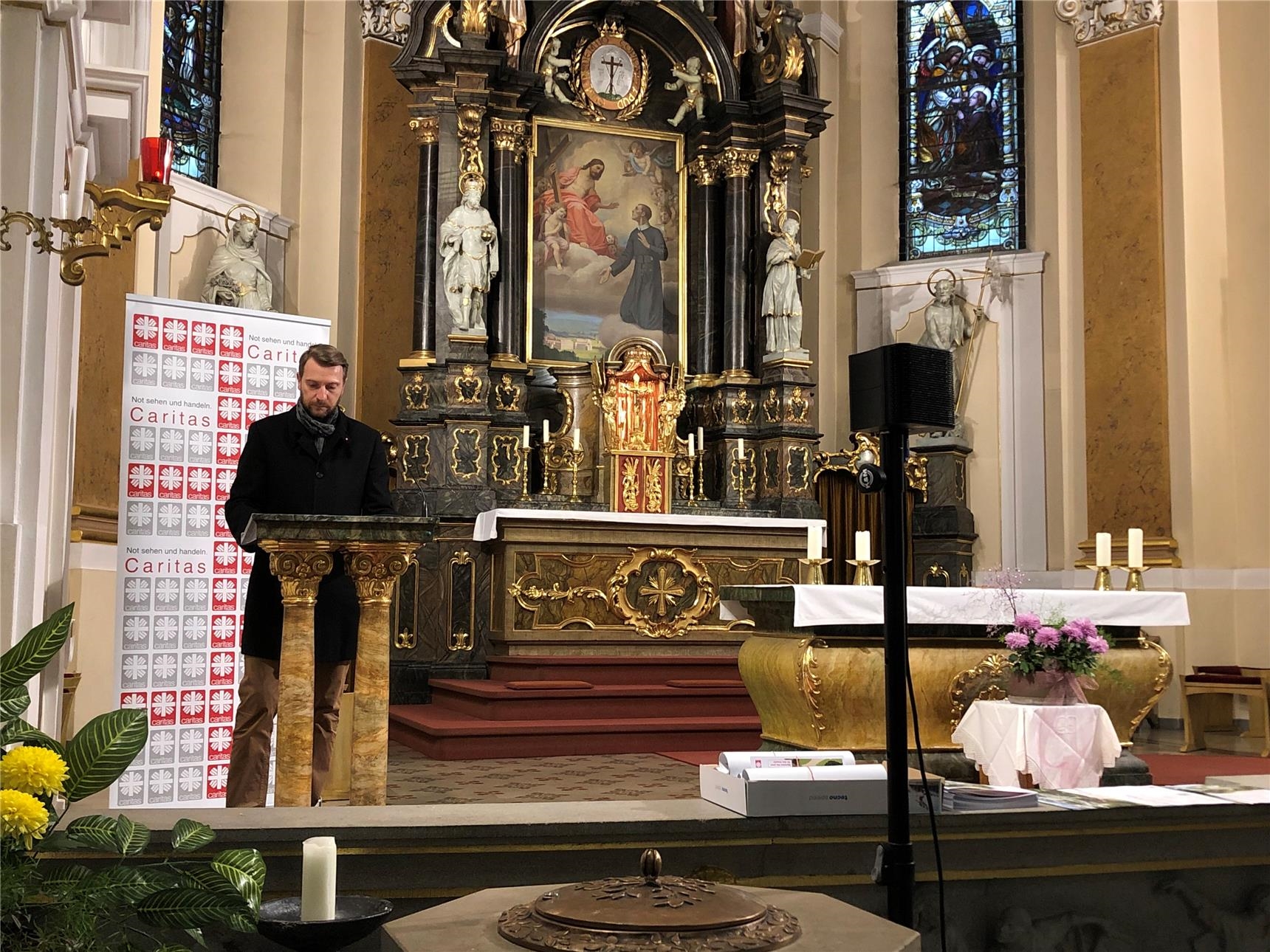 Caritasvorstand Raymund Hahn hält ein Grußwort in der St. Gerhardus Kirche (© Caritas Erfurt)
