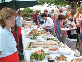 Viele Menschen holen sich an der Tafel etwas zum Essen / Foto: Schedlbauer
