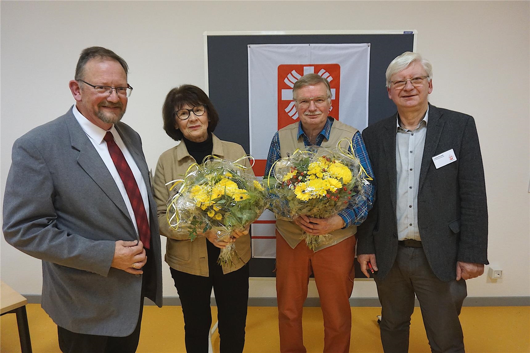 Geschäftsführer und Vorsitzender bedanken sich mit Blumen bei ausscheidenden Vorstandsmitgliedern. (Jutta Link)