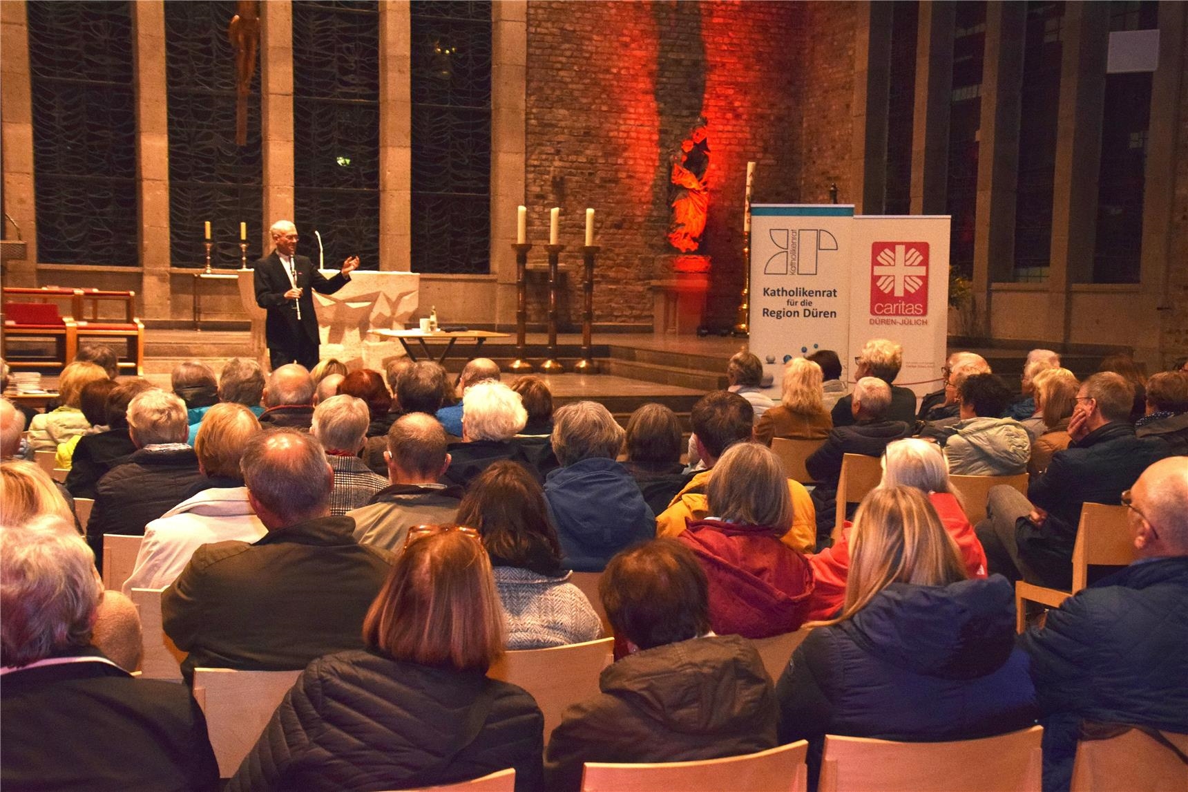 Pfarrer spricht vor der vollbesetzten Marienkirche (Erik Lehwald / Caritasverband Düren-Jülich)
