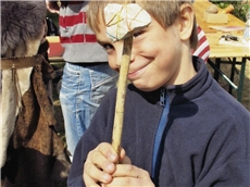 Junge mit Steinschleuder  / Foto: Caritasverband Eichstätt