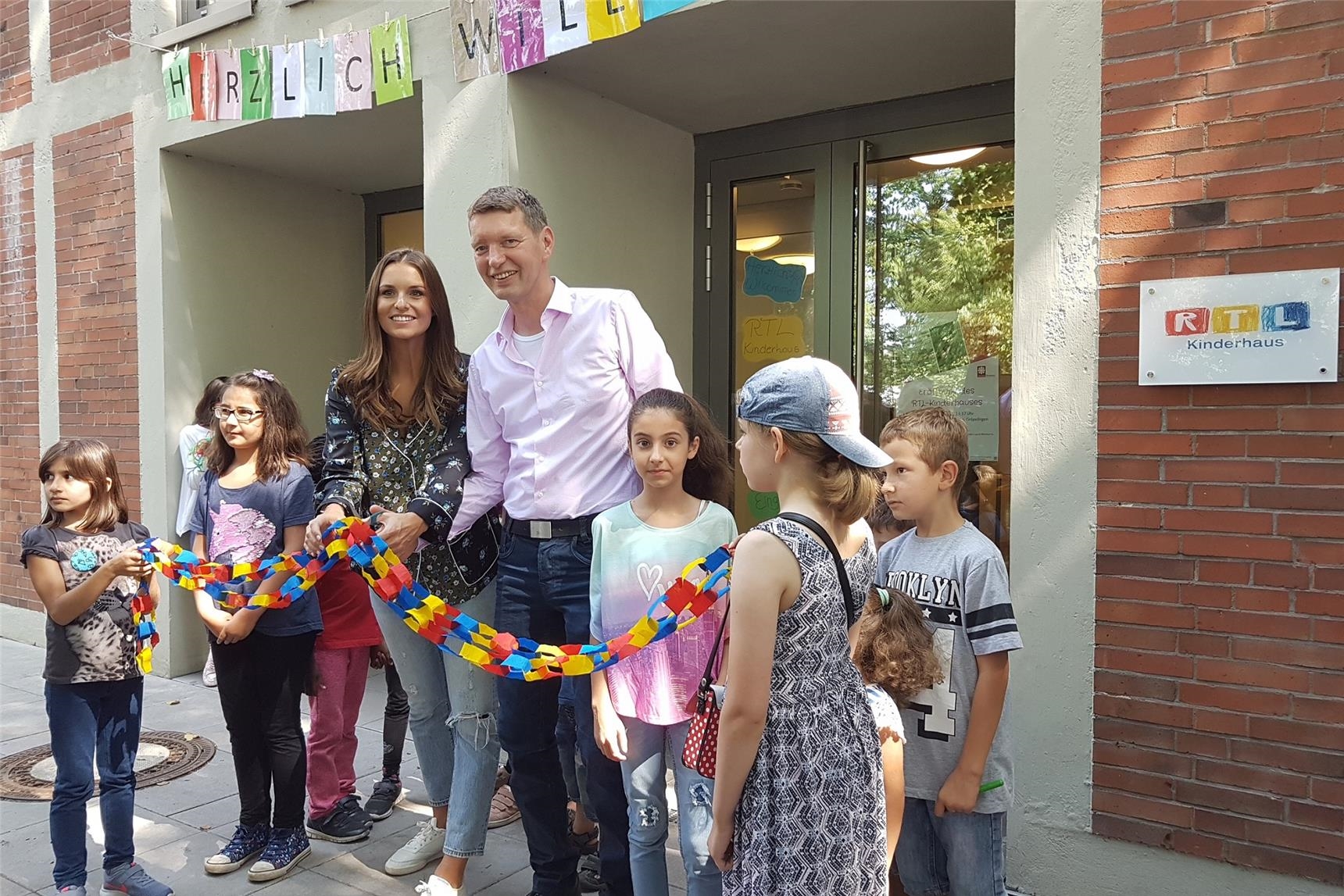 Eröffnung RTL-Kinderhaus - 005 - Laura Wontorra und Cornelius Peters eröffnen das RTL-Kinderhaus in Bremen 