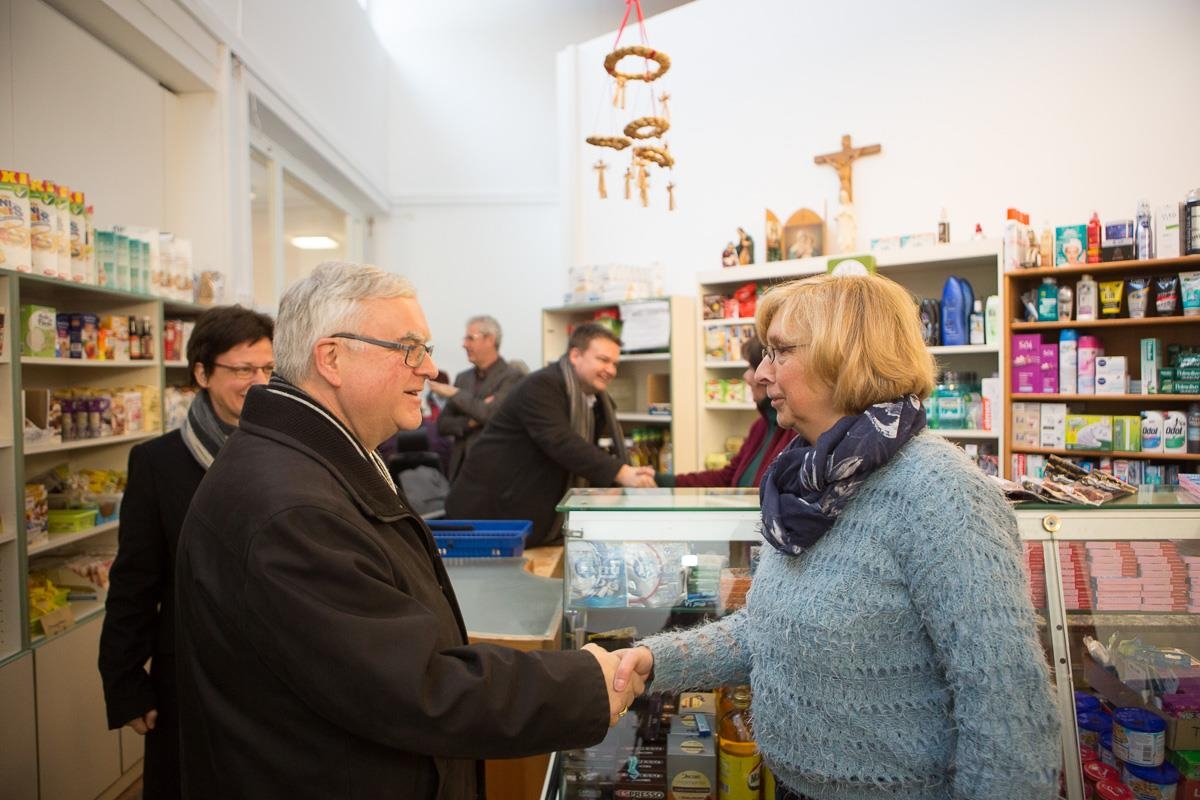 Erzbischof Heiner Koch zusammen mit Maria Streichert, Leiterin des Carisatt-Projekts