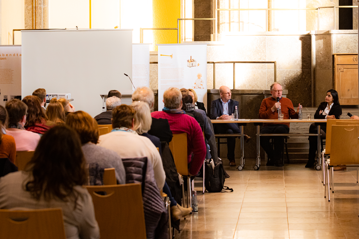 Teilnehmende der CiNW-Fachtagung 'Miteinander Gegeneinander?' in der Alten Synagoge in Essen (Foto: © Angelika Kamlage | Caritas in NRW)