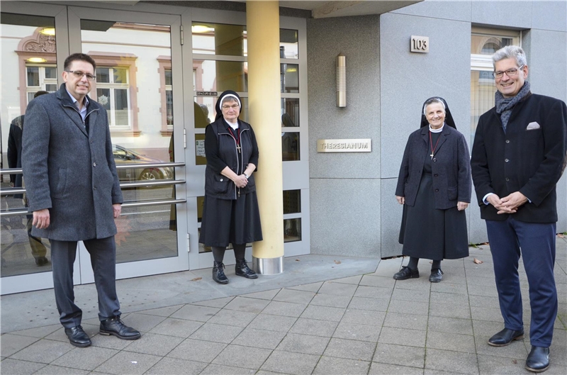Der Caritasverband Region Mönchengladbach übernimmt das Pflegeheim Theresianum an der Kaiserstraße 103 von den Missionsschwestern vom Kostbaren Blut. Auf dem Foto von links: Caritas-Geschäftsführer Fr