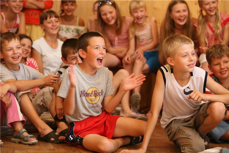 Eine Gruppe von Kindern - lachend (Pavlow Titko)
