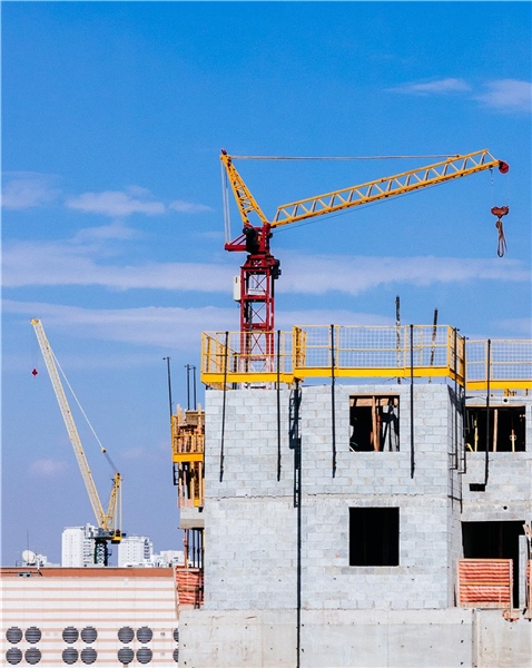 DasFoto zeigt die Baustelle eines größeren Gebäudes.