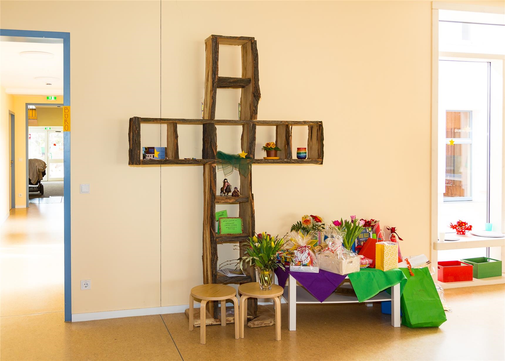 großes Holzkreuz im Eingangsbereich des Kinderhauses (Gabriele Hanke)