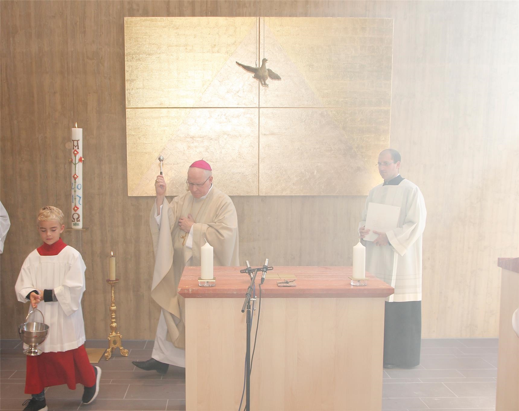 Bischof Zdarsa segnet den Altar der Heilig-Geist-Kapelle (Bernhard Gattner)