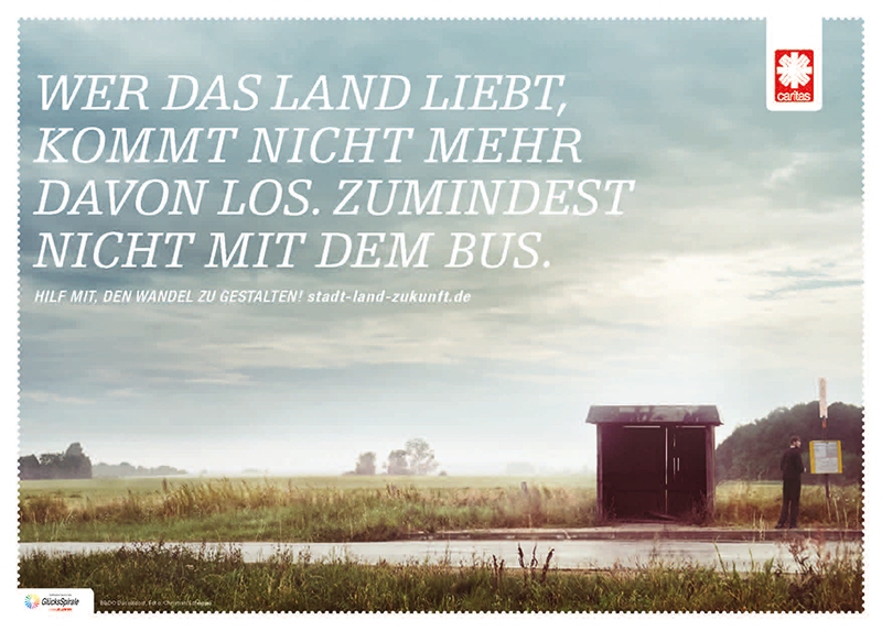Plakat Kampagne Stadt, Land, Zukunft: Bushaltestelle (Deutscher Caritasverband/Christian Schoppe)