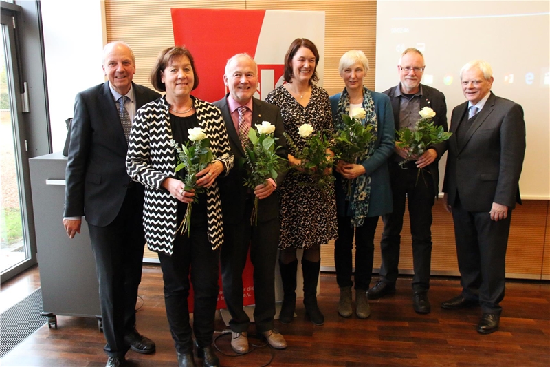 Das Foto zeigt eine kleine Gruppe von Menschen.