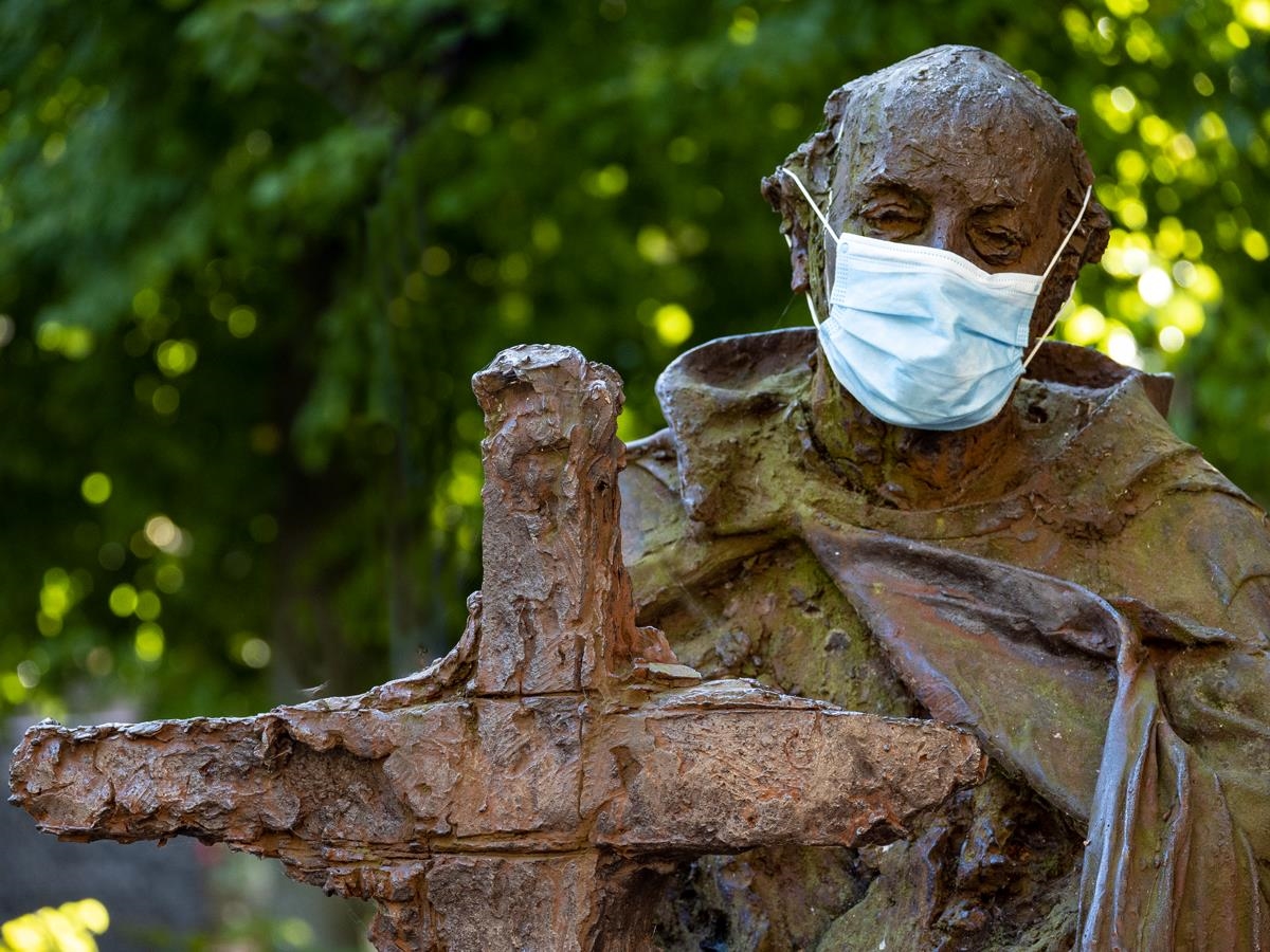 Ansgar-Statue mit Mundschutz