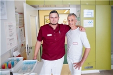 Zwei Pfleger im Dienstzimmer / Andreas Salomon-Prym