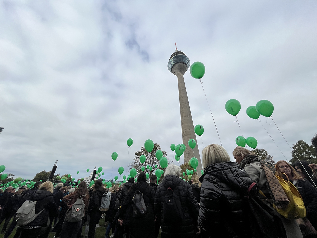 Teilnehmende bei der Kundgebung der LAG Freie Wohlfahrtspflege NRW zur Kampagne 'NRW bleib sozial!' vor dem Düsseldorfer Landtag. Im Hintergrund ist der Rheinturm zu sehen. (Foto: Anna Woznicki)