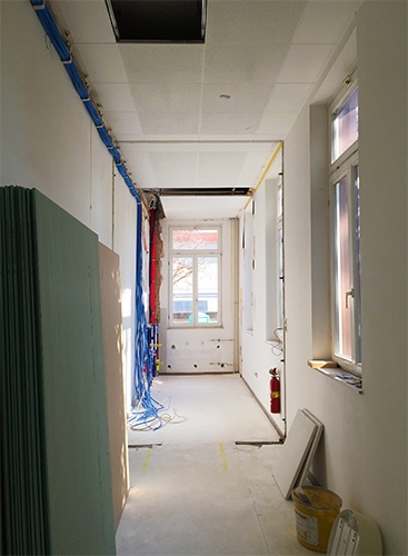 Innenansicht in einen Gebäudegang mit Rohbautätigkeit (Caritasverband Darmstadt e. V. / M. K. Triebel)