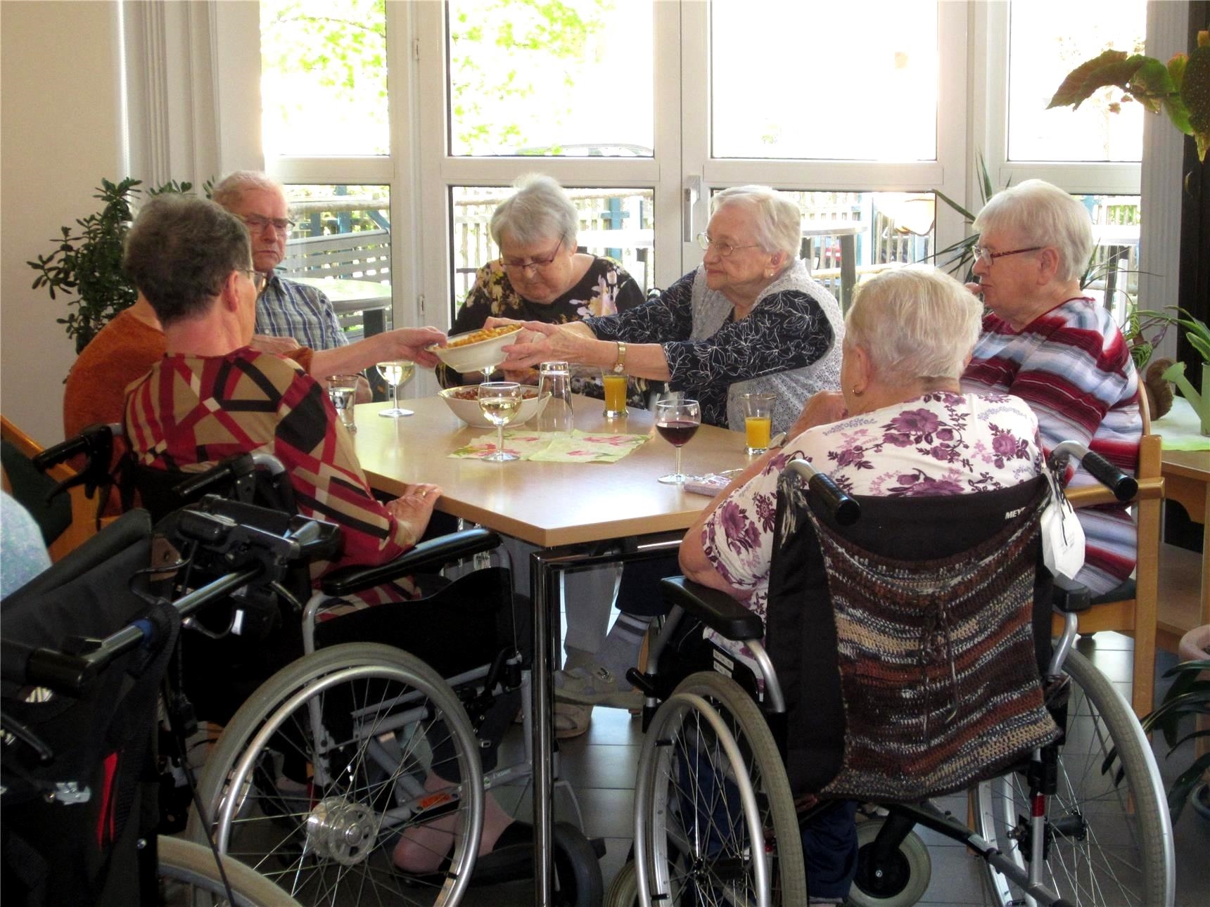 alte Menschen an einem Tisch 