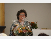 Frau Brunke bekommt Blumen als Dankeschön
