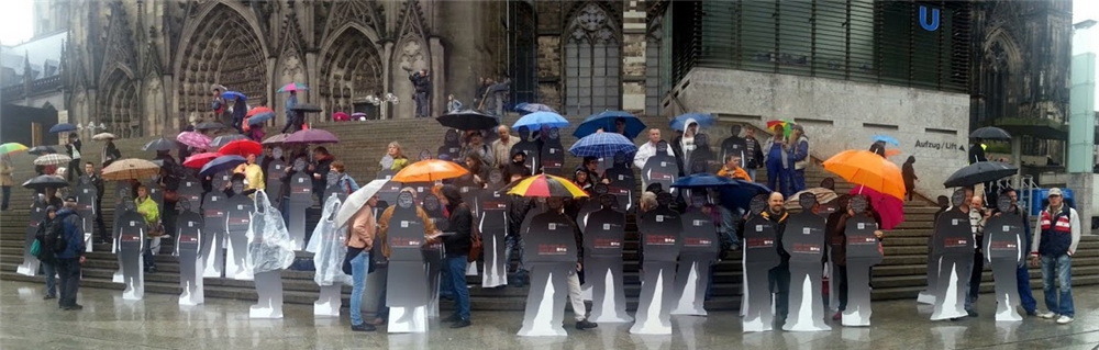 Flashmob mit Pappfiguren vor dem Kölner Dom (Burkhard Janssen (Caritas Köln)