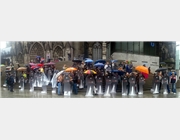 Langzeitarbeitslose werden von der Politik im Regen stehen gelassen ... Ähnlich ging es den rund 80 Teilnehmer(innen) des Flashmobs der Kölner Caritas vor dem Dom. 