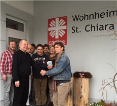Die Kreativgruppe des Wohnheims „St. Chiara“ überreicht den Scheck in Höhe von 130,-- € an Reinhold Url (2. v. links)