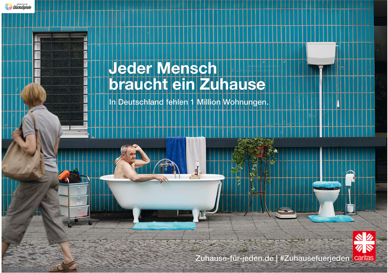 Bildmotiv der Jahreskampagne: Rentner in Badewanne auf der Straße