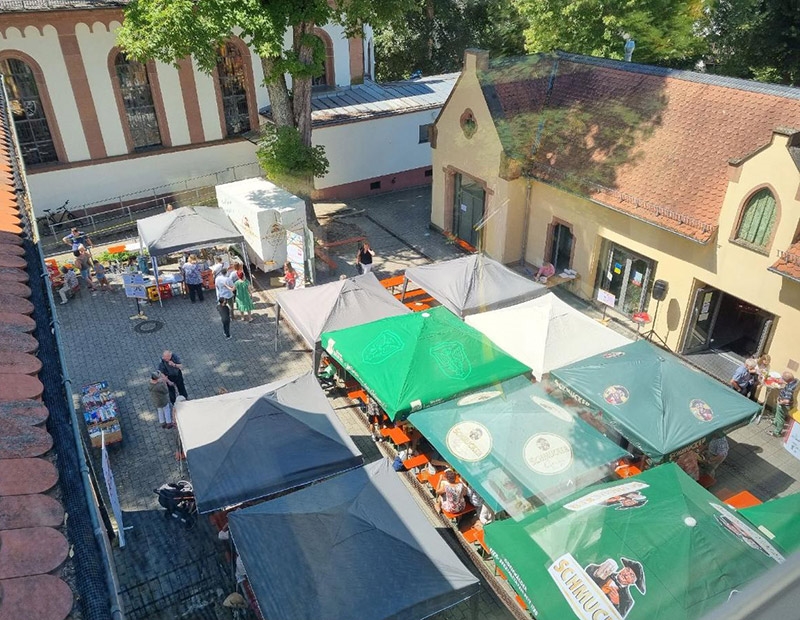 Der Pfarrhof St. Sophia in Erbach, dort steht eine größere Anzahl Pavillons für den Gastrobetrieb (Willi Weiers, Erbach)