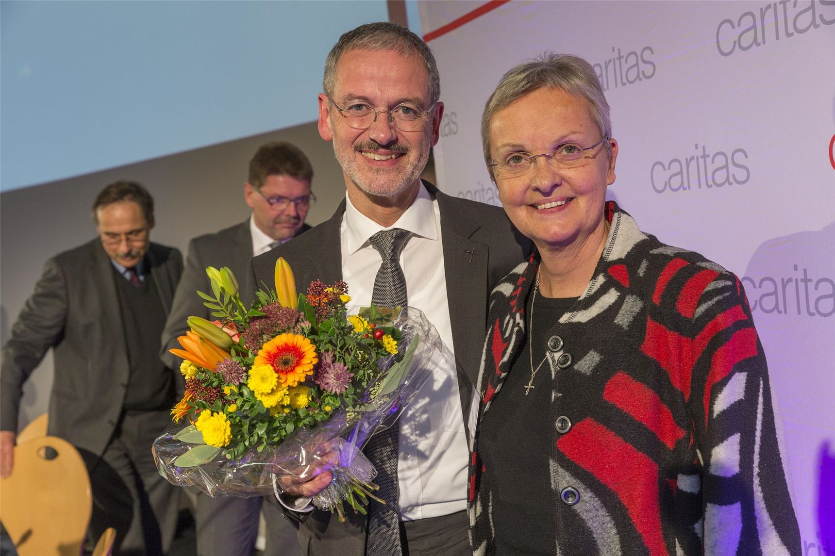 Schwester Edith-Maria Magar gratuliert Präsident Neher zur Wiederwahl (Moosburger/DCV)