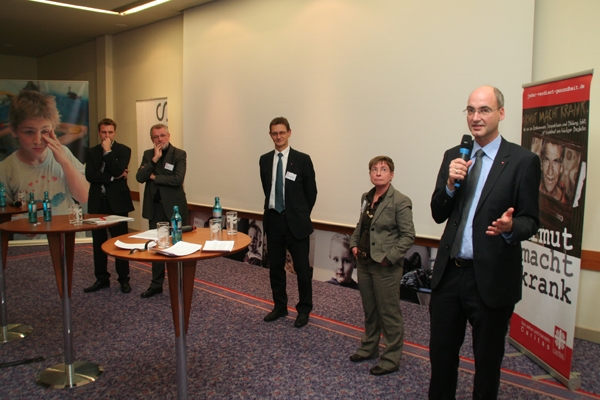 Vier Teilnehmer der Fachtagung stehen zur Diskussion mit Moderator Markus Lahrmann auf einem Podium (Harald Westbeld)