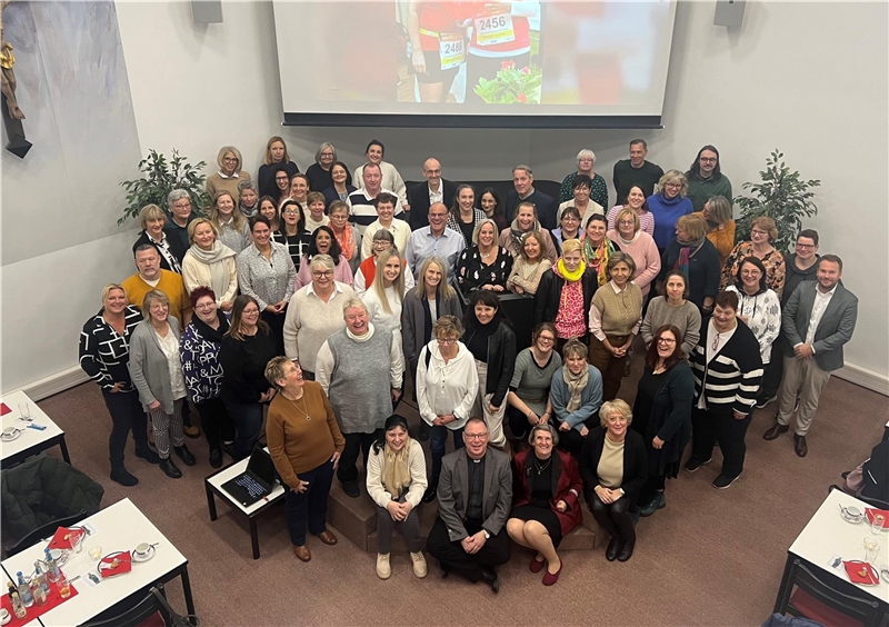 Gruppenbild mit etwa 50 Menschen