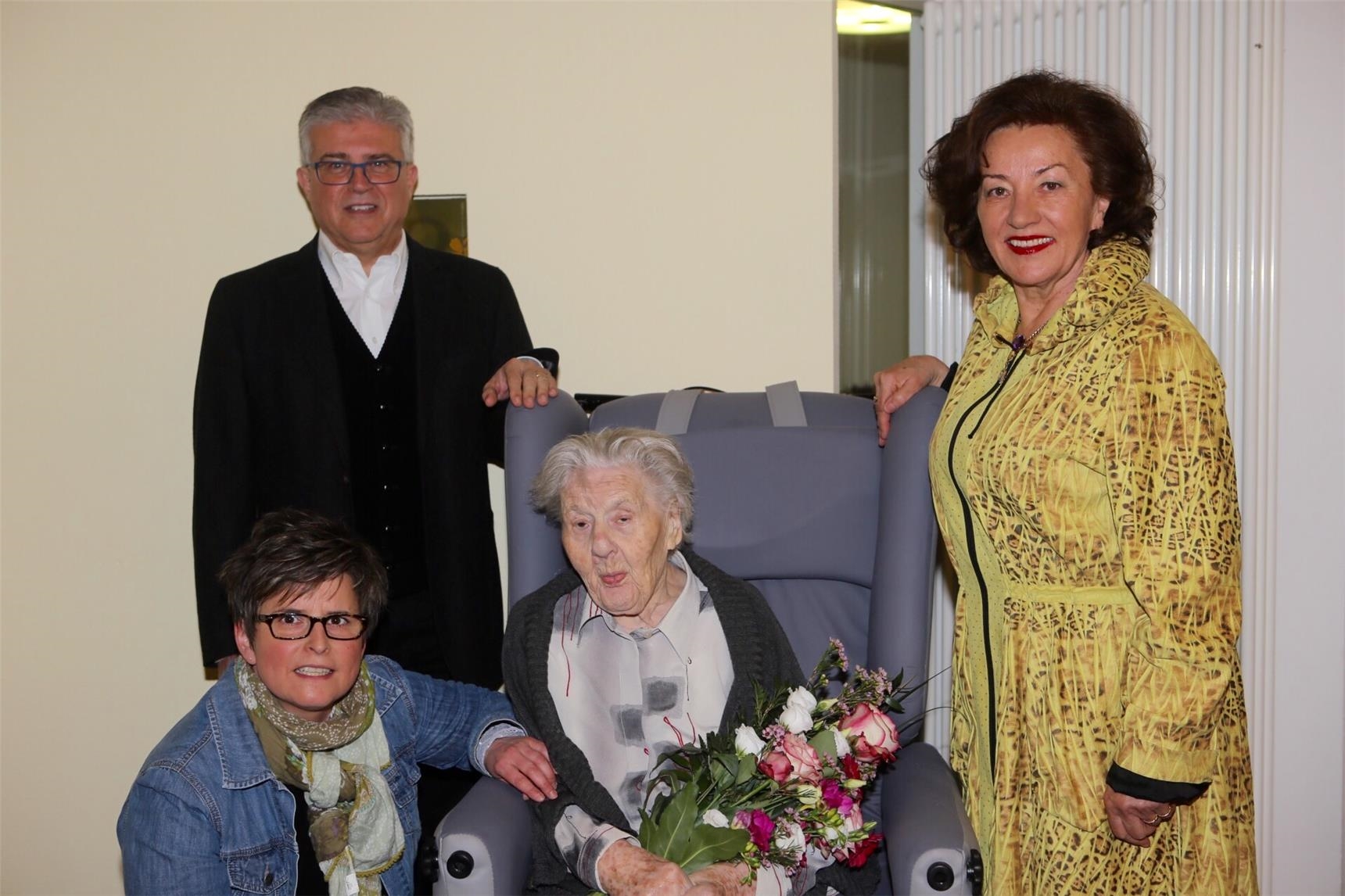 Bewohnerin mit Familie im Rollstuhl (Caritas Konstanz)