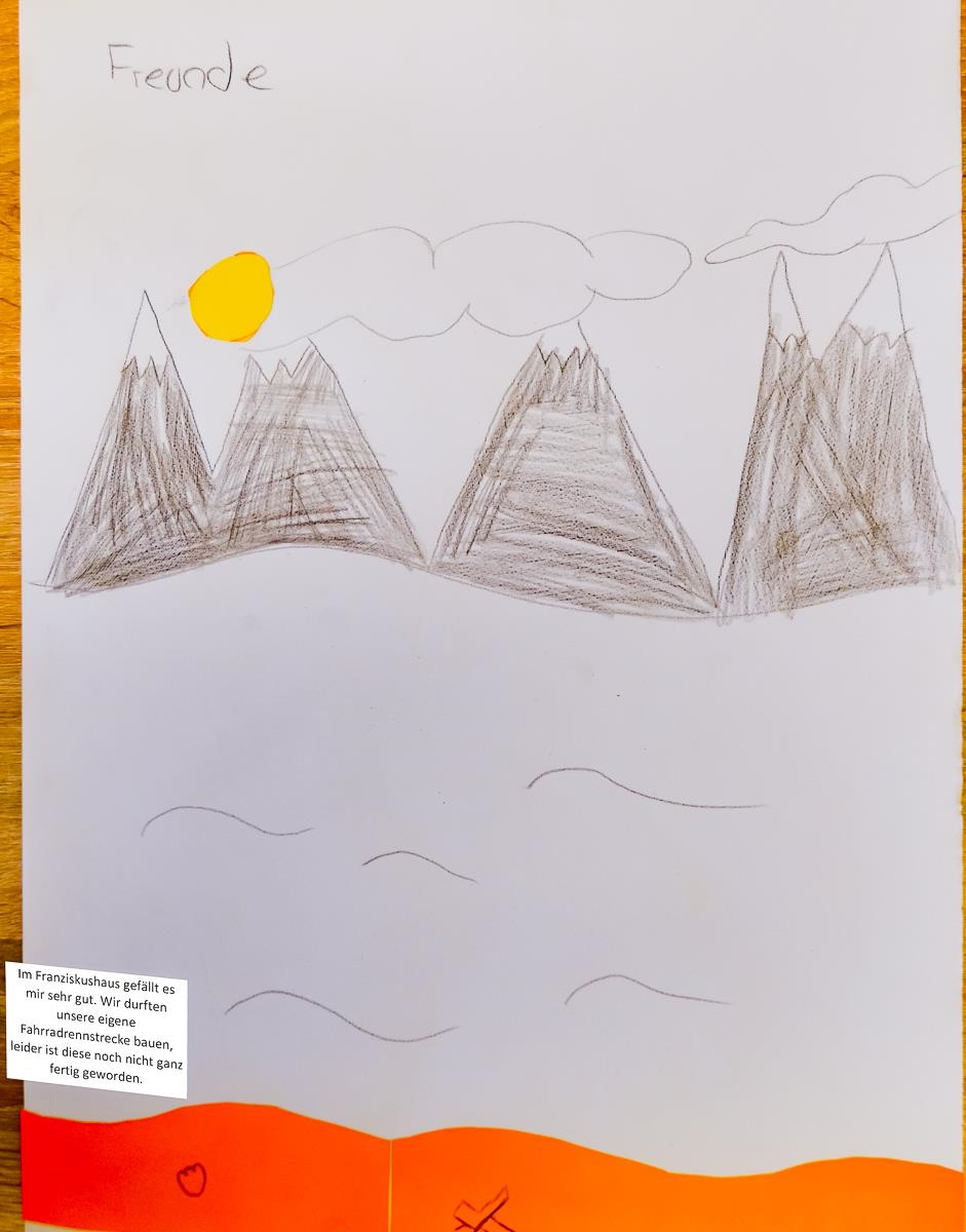 Kinderzeichnung eines Gebirges mit Meer im Vordergrund (AGkE)