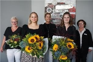 Gruppenfoto mit den beiden Auszubildenden, den beiden Praxisanleiterinnen und der Pflegedienstleiterin (Jutta Link)