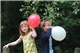 ein Mädchen und ein Junge mit zwei Luftballons / KNA / Oppitz