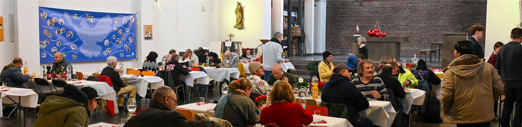 Essen für wohnungslose Menschen in der Caritaskirche 