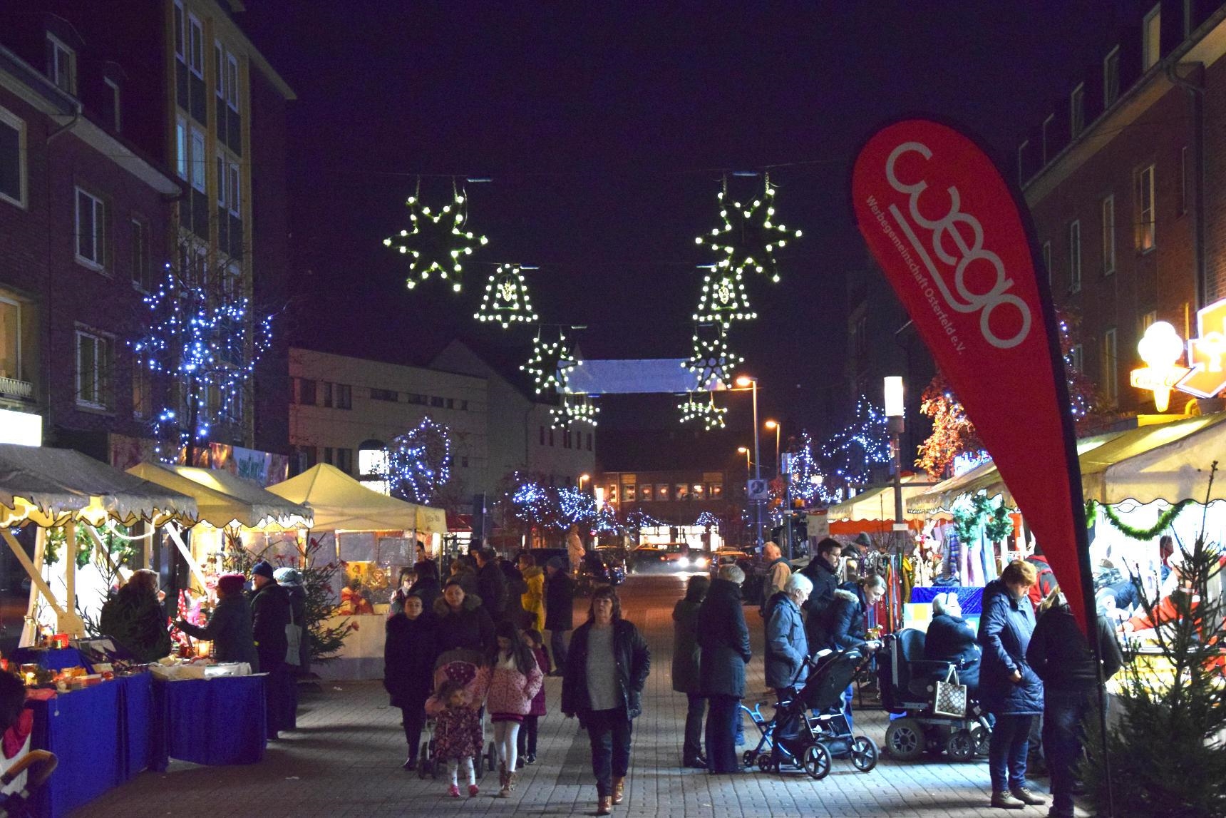 Adventmarkt in Osterfeld 2019 mit Weihnachtsbeleuchtung und beleuchteten Ständen am Abend.