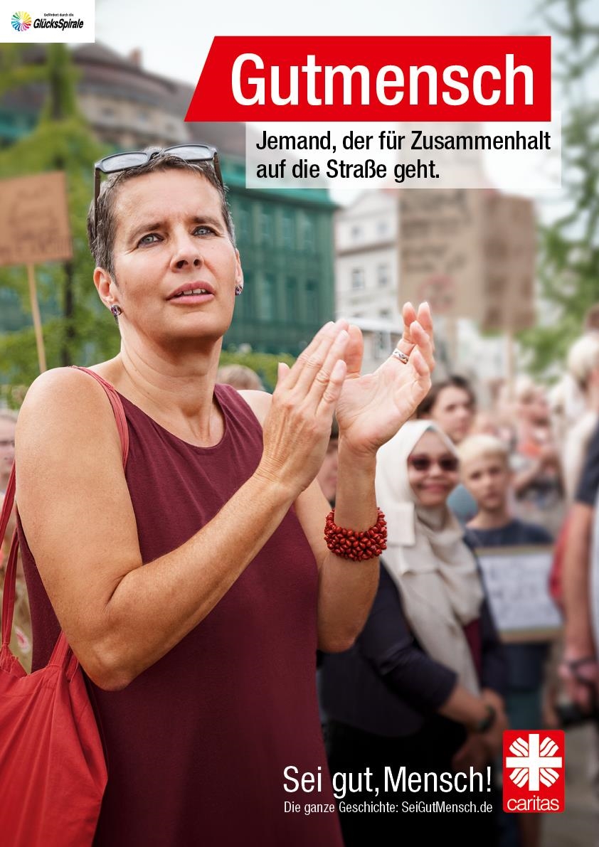 Frau klatscht bei einer Demonstration  (Deutscher Caritasverband e. V. / Sebastian Pfütze)