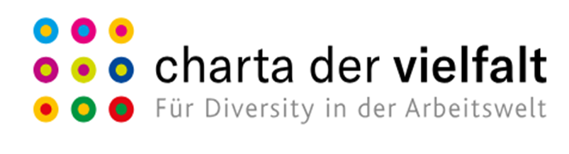 Das Bild zeigt das Logo der Charta der Vielfalt, links neun verschieden farbige Punkt und rechts den Satz Charta der Vielfalt. 