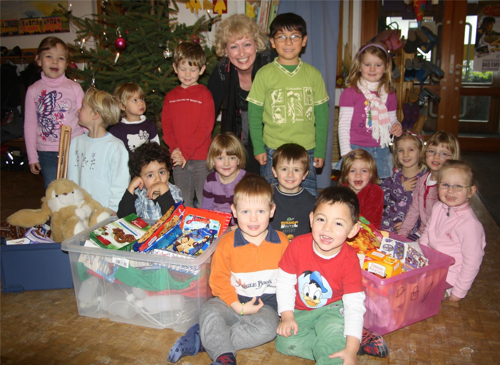 Kindergruppe mit Geschenken (Foto: Marco Wagner)