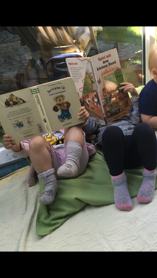 Kinder lesen ein Bilderbuch 