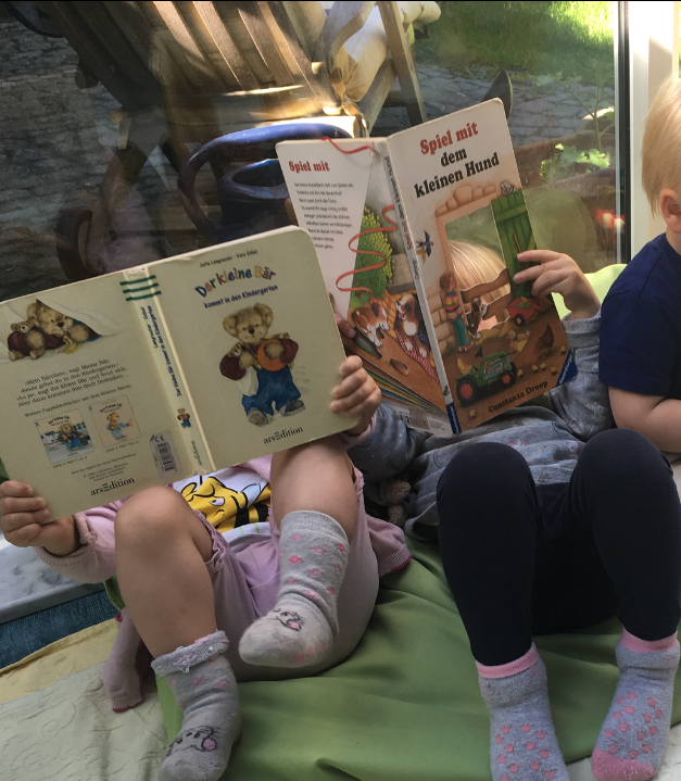 Kinder lesen ein Bilderbuch 