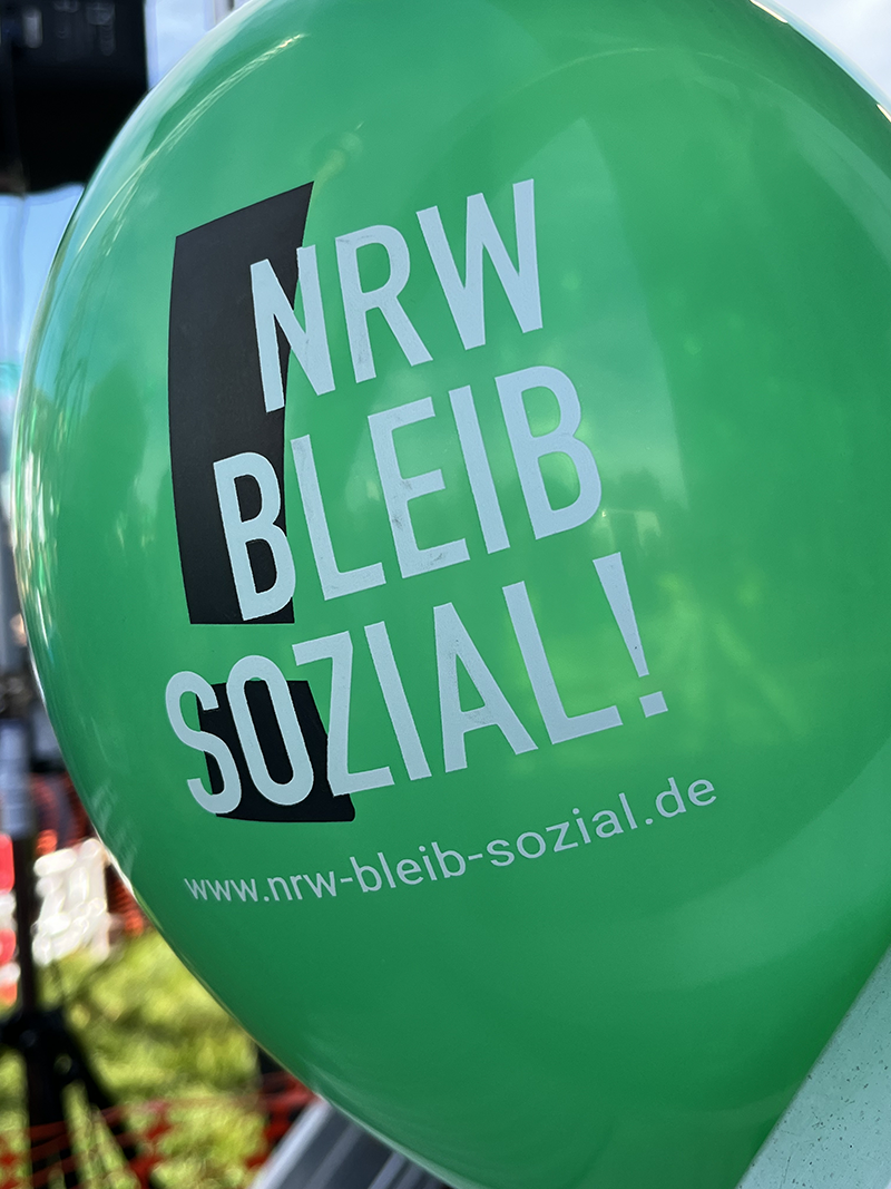 Ein grüner Luftballon mit dem Slogan 'NRW bleib sozial!' (Foto: Anna Woznicki)