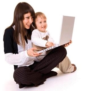 Junge Mutter mit Laptop und Kind