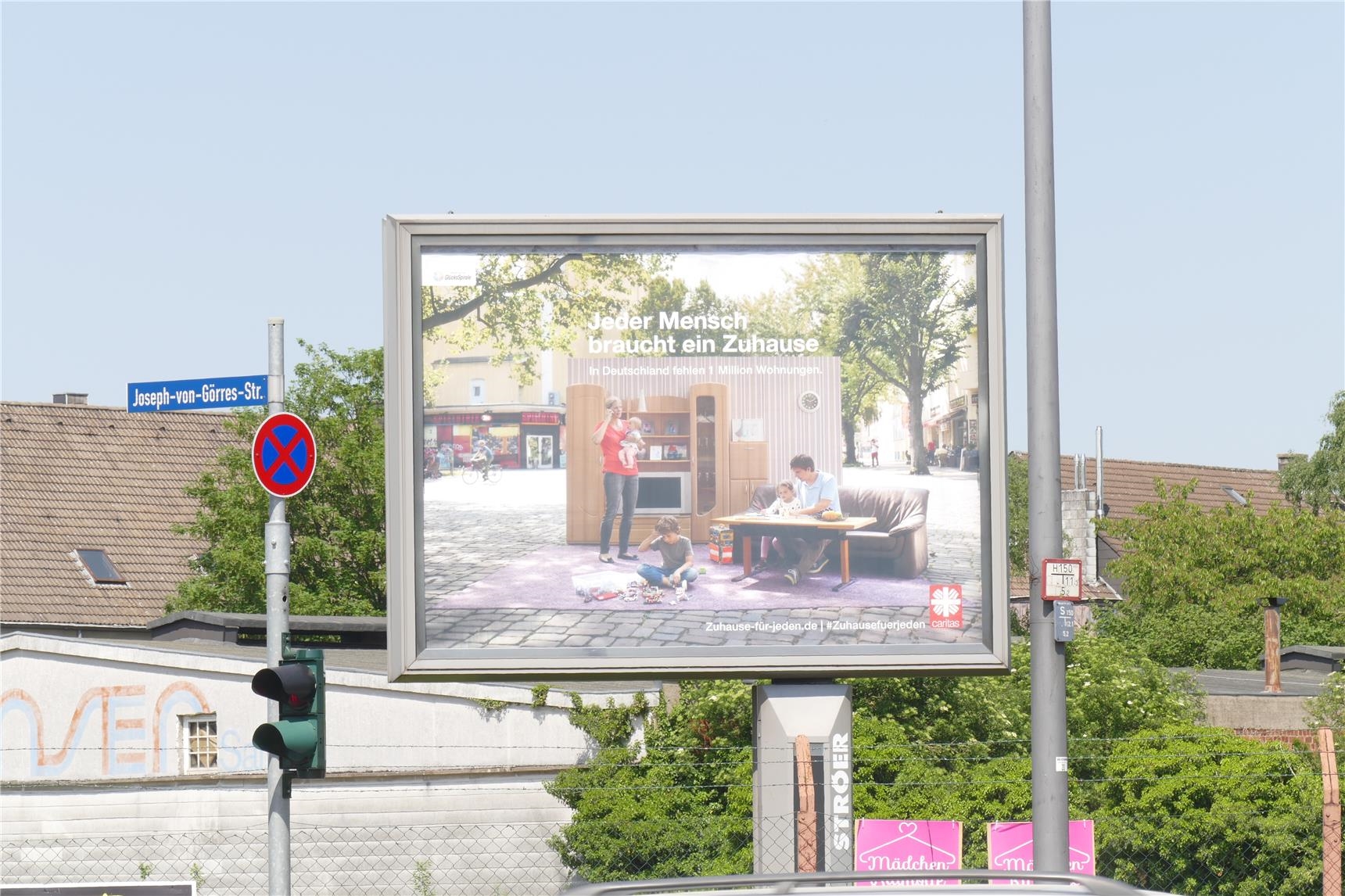 Große Reklamewand für die Jahreskampagne der Caritas (DiCV Aachen)
