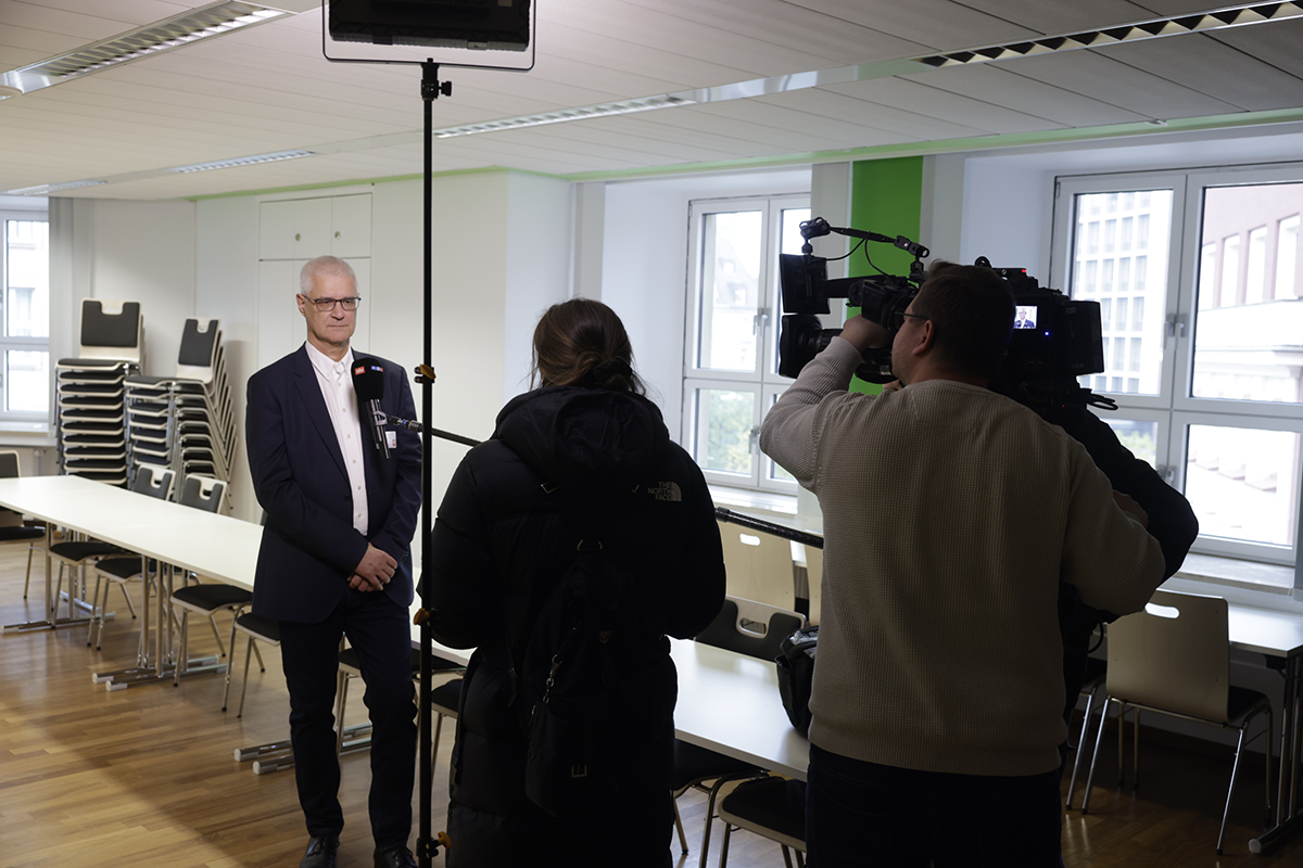 Ingo Morell (Präsident der Deutschen Krankenhausgesellschaft) im Interview mit RTL WEST beim 2. Kath. Krankenhaustag am 21.11.2023 in Essen (Foto: Achim Pohl)
