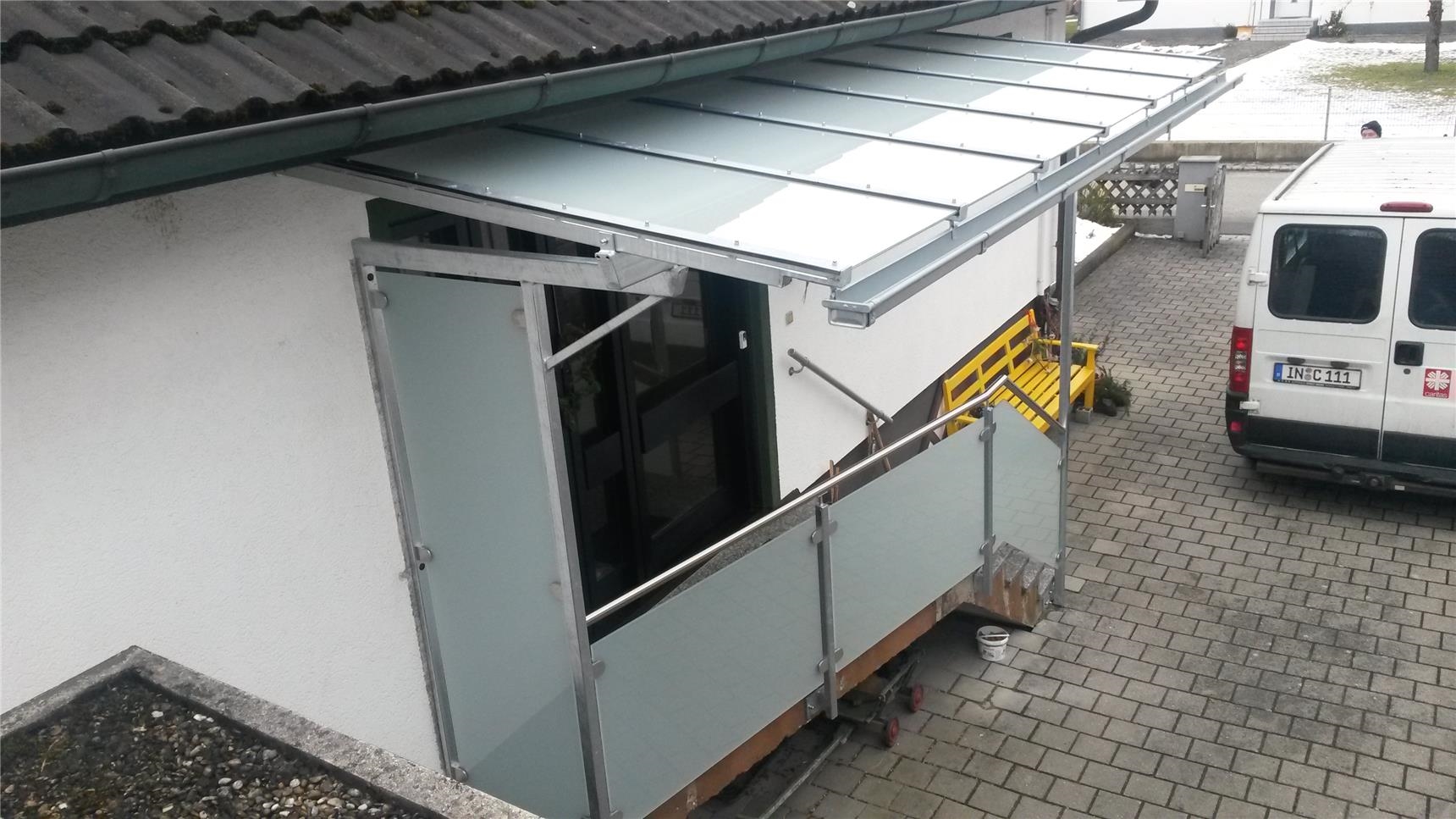 Terrassenüberdachung mit Glasgeländer 