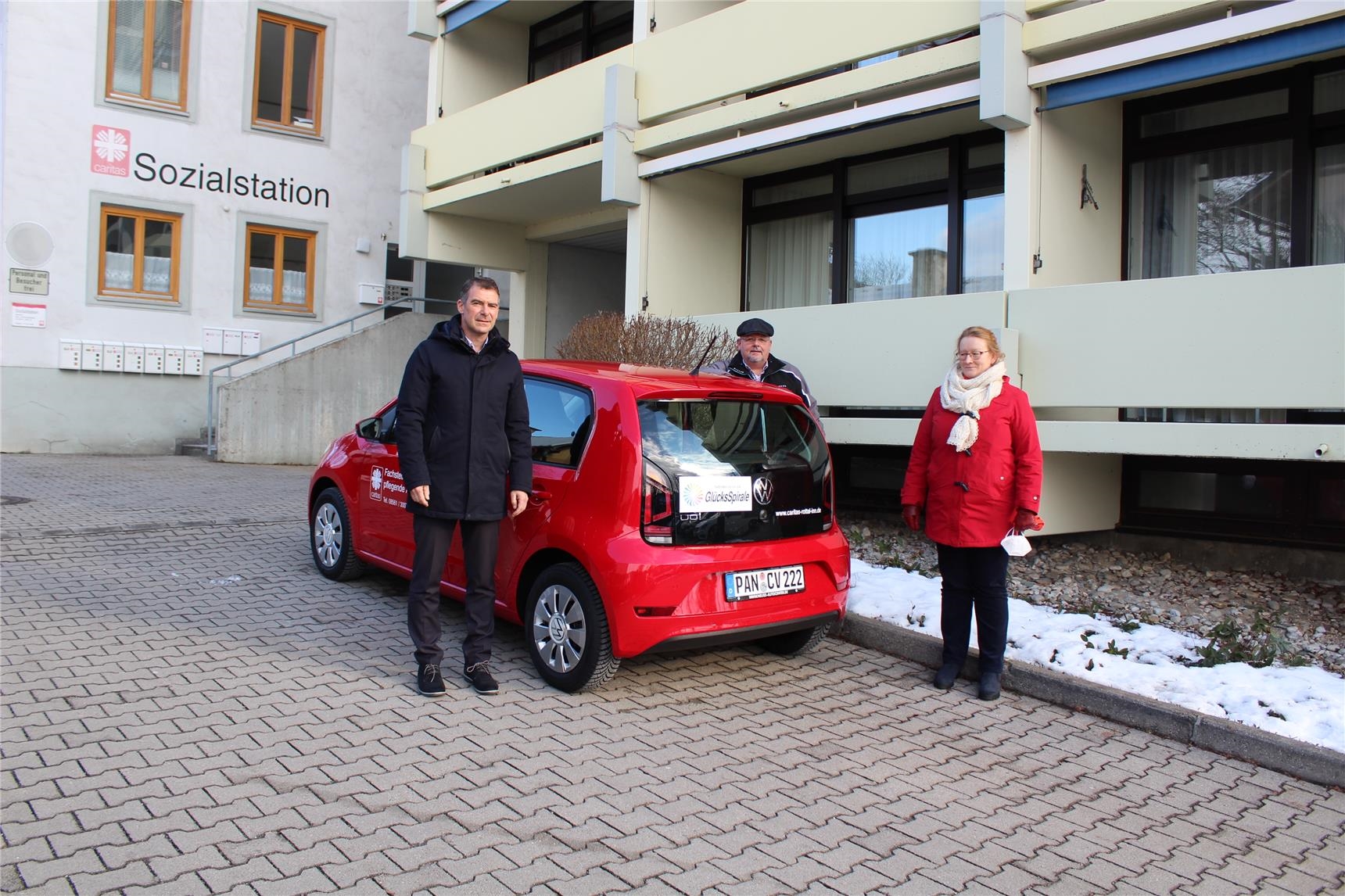 Freuen sich über das Fahrzeug von der Glücksspirale (von links nach rechts) Vorstand Markus Tischler, geschäftsführender Vorstand Norbert Schellmann und Elisabeth Perica, Fachstelle für pflegende Angehörige 