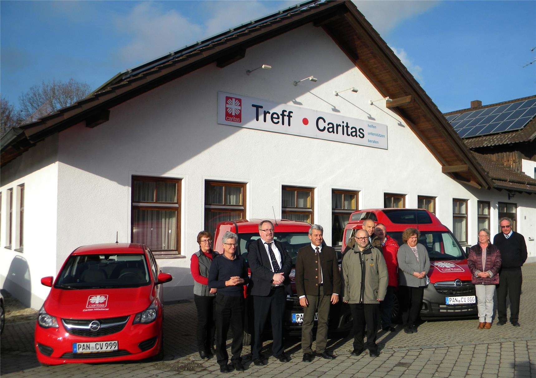 Gäste mit neuen Fahrzeugen vor dem Caritas Treffpunkt in Münchsdorf 