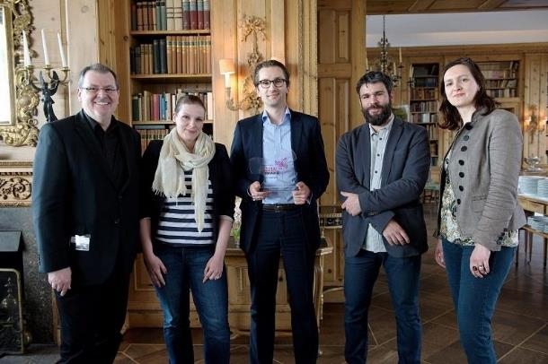 Thomas Gleissner und Katja Eichhorn von der Caritas Berlin verleihen an die Redaktion der Berliner Helden die Auszeichnung "sozial engagiert".